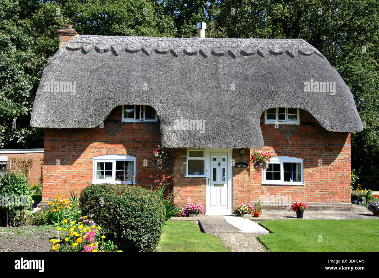 Thatched cottage, Tadley, Hampshire, England, United Kingdom Stock Photo