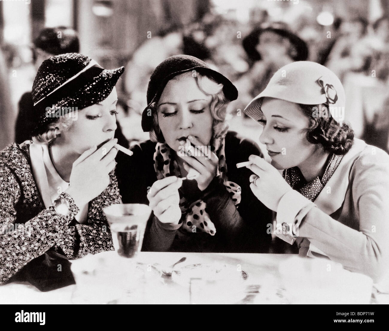 три подружки в ресторане.