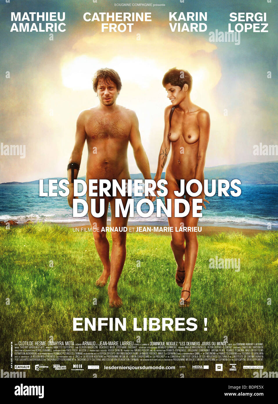 Les Derniers Jours Du Monde Les Derniers jours du monde Year : 2009 Director : Jean-Marie Larrieu,  Arnaud Larrieu Matthieu Amalric, Omahyra Mota French poster Stock Photo -  Alamy