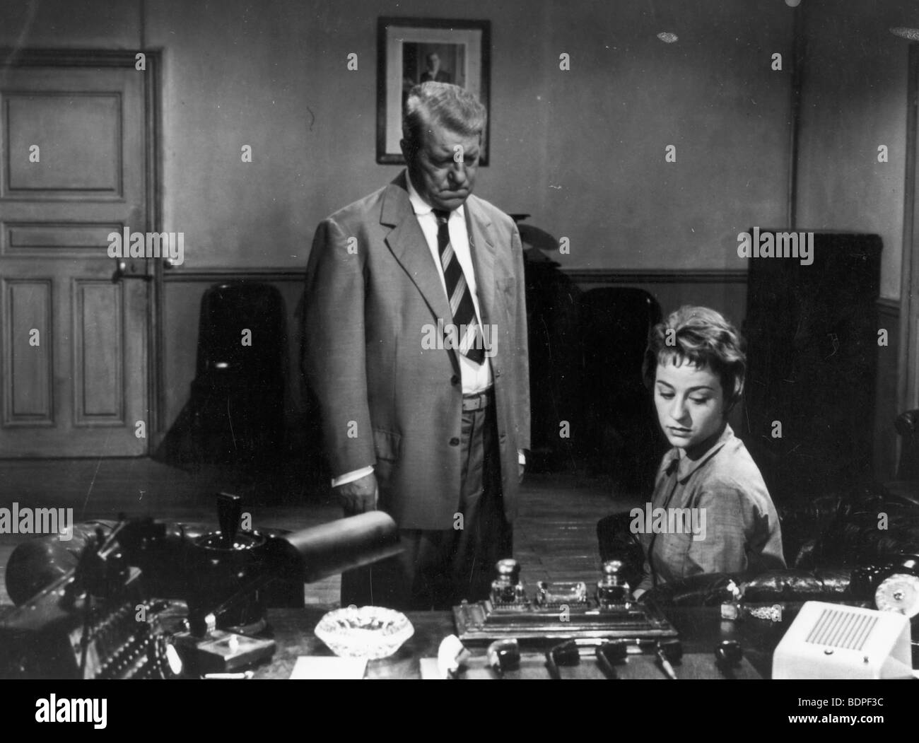 ночь жан габен фильм. мегрэ 2016 люси коху. мегрэ расставляет сети фильм 1958 кадры. мегрэ расставляет сети фильм 1958. мегрэ расставляет сети фильм 1958 кадры.