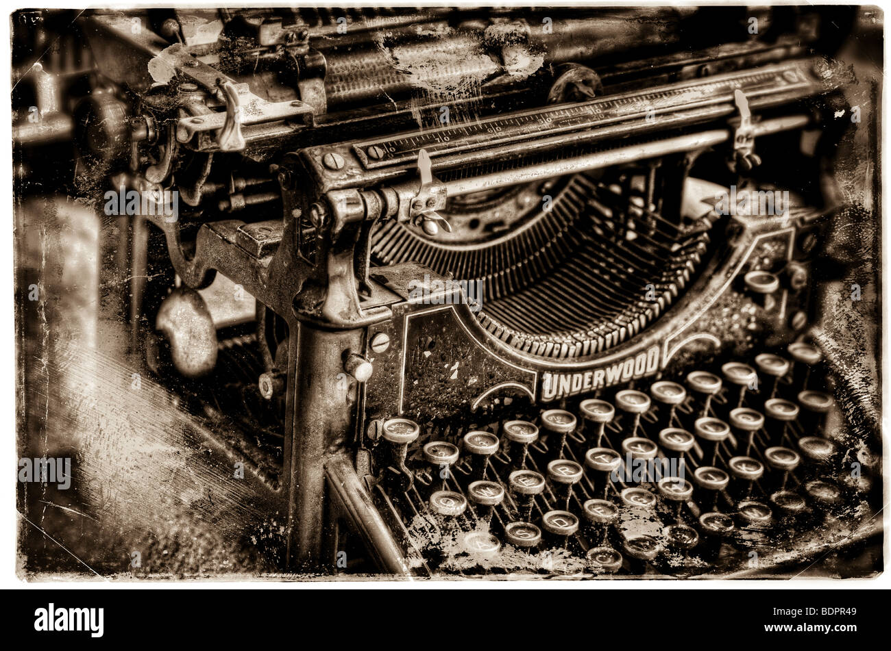 An old fashioned Underwood typewriter Stock Photo - Alamy