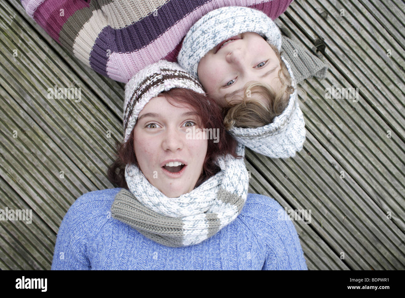 Zwei Maedchen , 14 Jahre alt, mit Muetze und Schal, Stock Photo