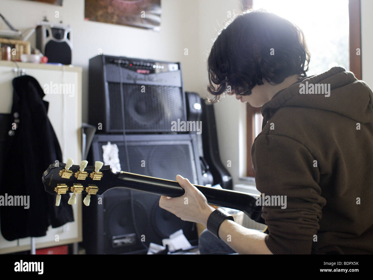 15 jaehriger Jugendlicher spielt Gitarre , Stock Photo