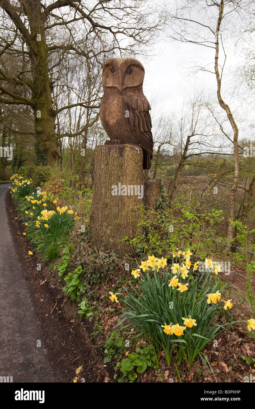 UK, England, Cheshire, Alderley Edge, Artists Lane, roadside Owl chainsaw sculpture by Tim Burgess Stock Photo