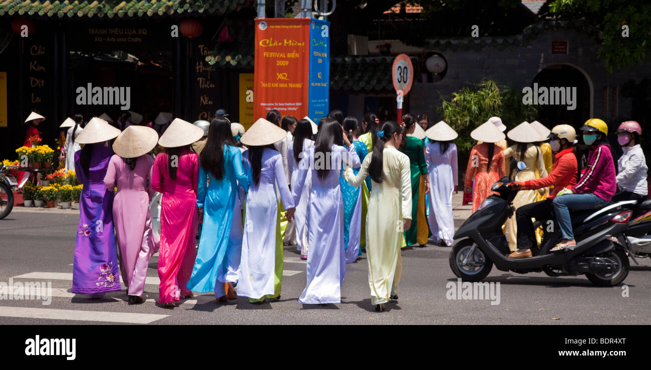 Vietnam women in traditional vietnamese attire Stock Photo