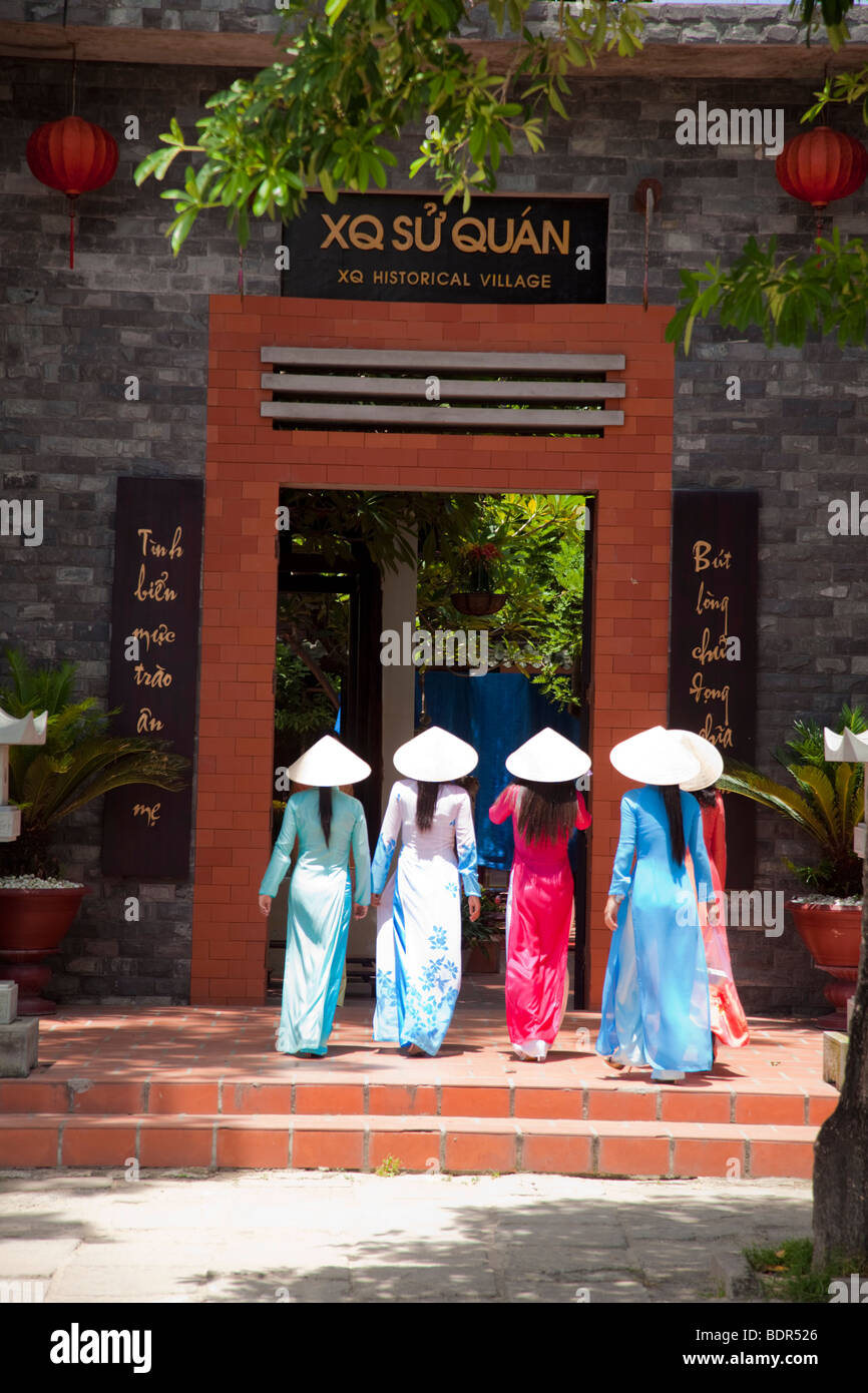 Vietnamese costume hi-res stock photography and images - Alamy