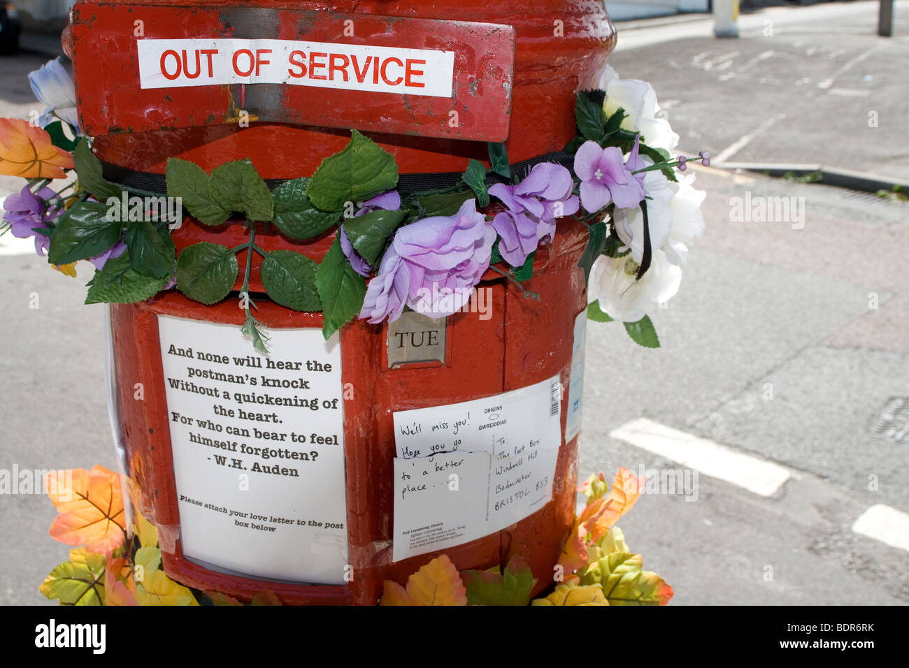 Farewell Old Post Box - Post Box due to be removed due to vandalism, Windmill Hill, Bristol UK Stock Photo