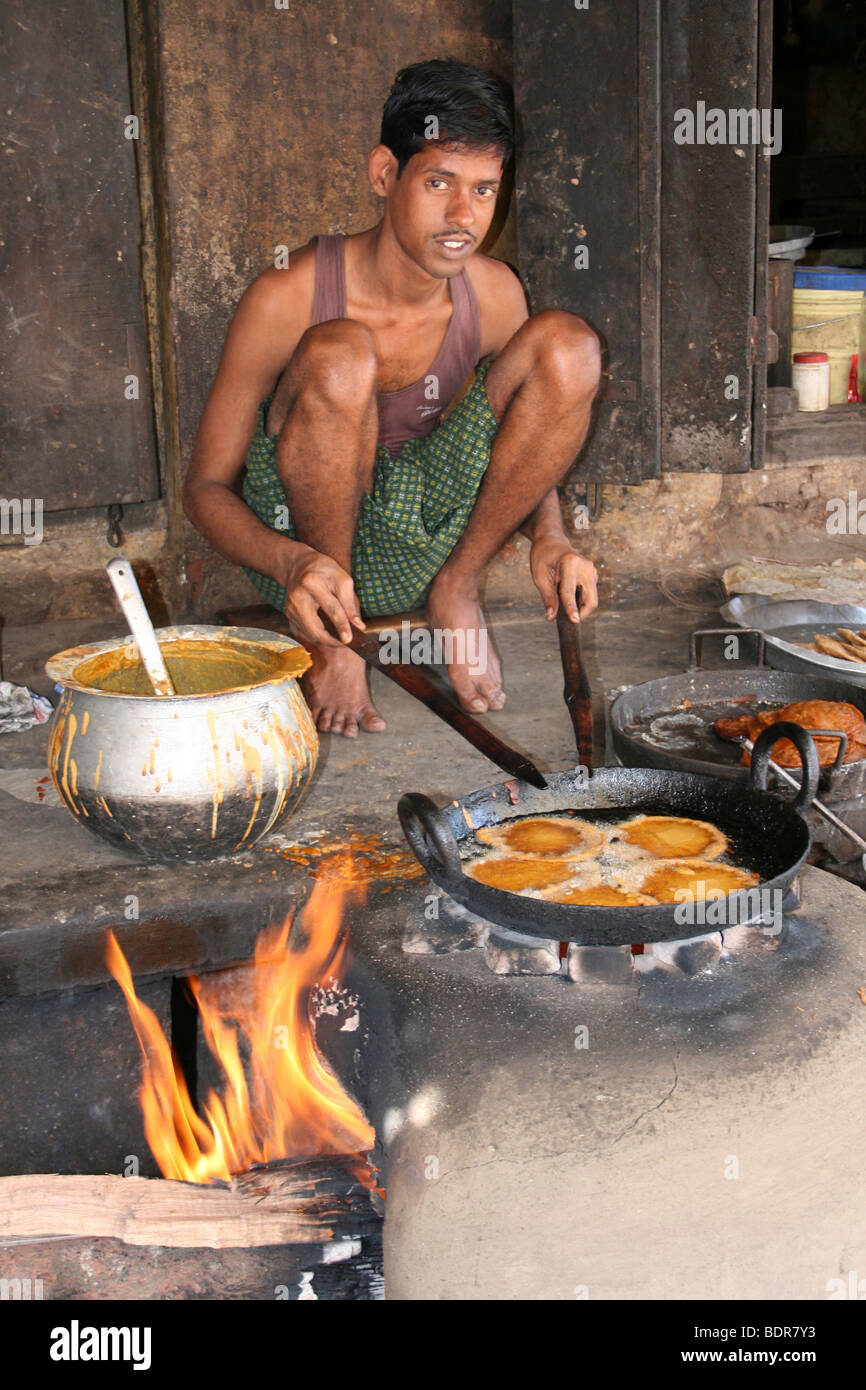https://c8.alamy.com/comp/BDR7Y3/young-indian-man-frying-samosas-over-an-open-fire-in-puri-orissa-BDR7Y3.jpg