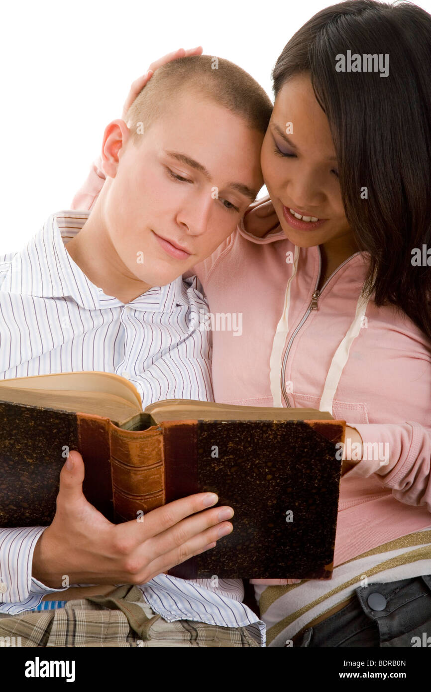 Junges Paar liest zusammen ein altes Buch Stock Photo