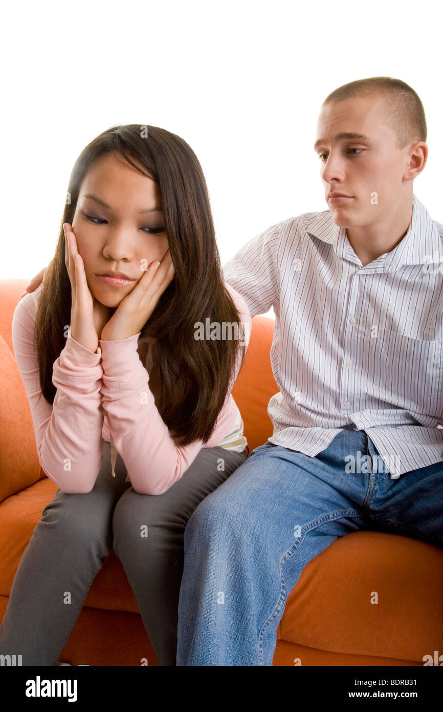 Junger Mann tr stet seine betr bte Freundin Stock Photo