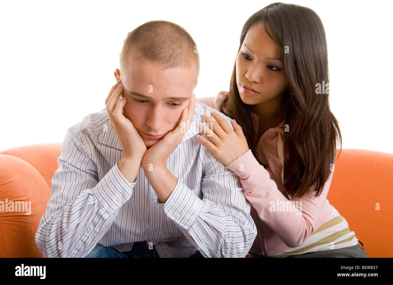 Junge Frau tr stet ihren besorgten Freund Stock Photo