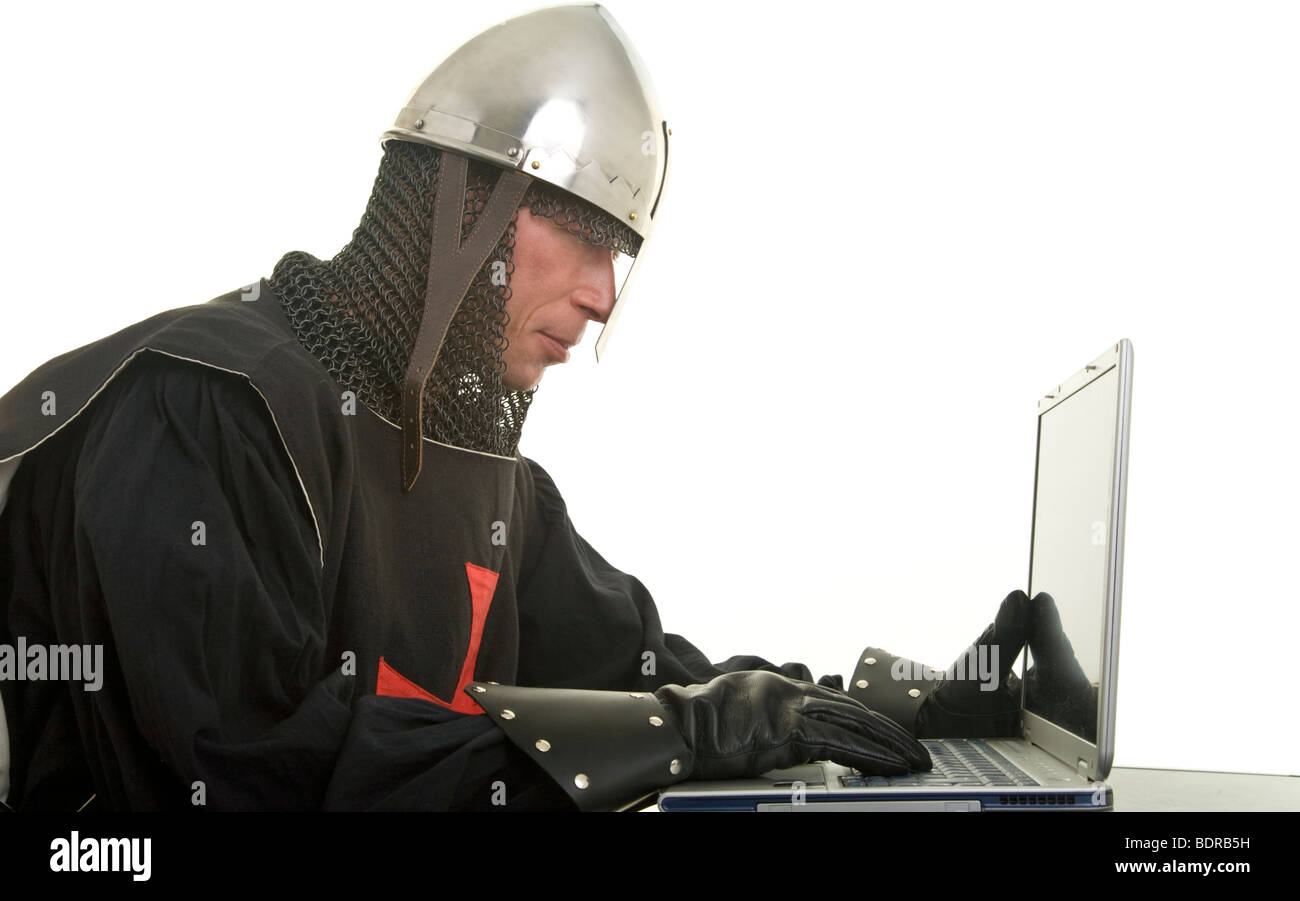 Tempelritter mit Nasalhelm arbeitet an einem Laptop Stock Photo