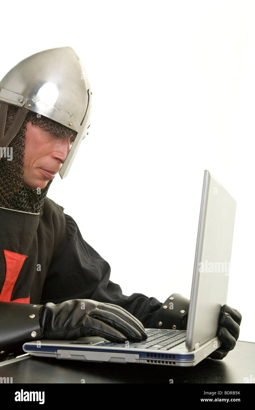 Tempelritter mit Nasalhelm arbeitet an einem Laptop Stock Photo