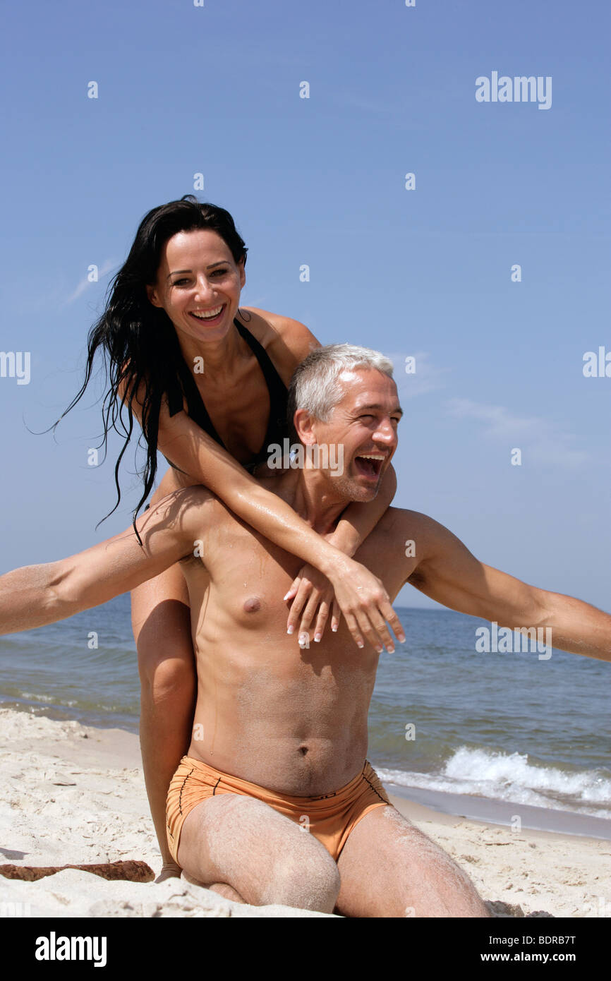 Пожилые семейные пары на пляже