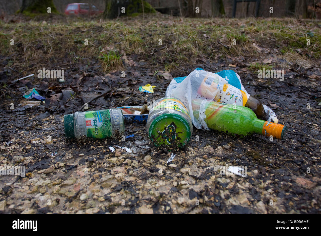 Illegale Muellablagerung an Waldparkplatz, illegal garbage, refuse, rubbish Stock Photo