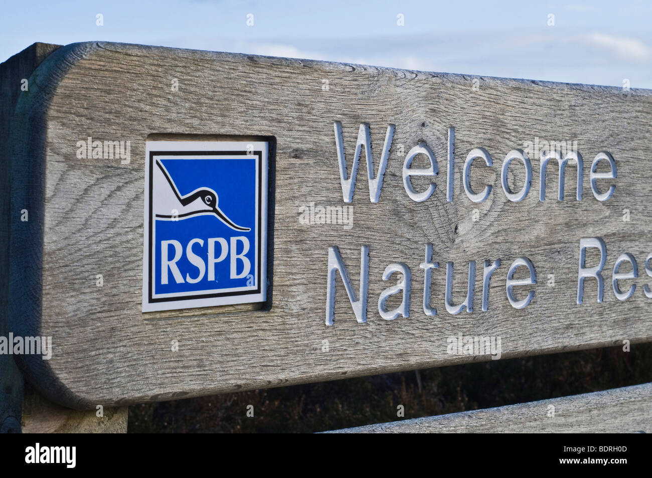 dh BIRD SCOTLAND RSPB Welcome to Nature Reserve sign Stock Photo
