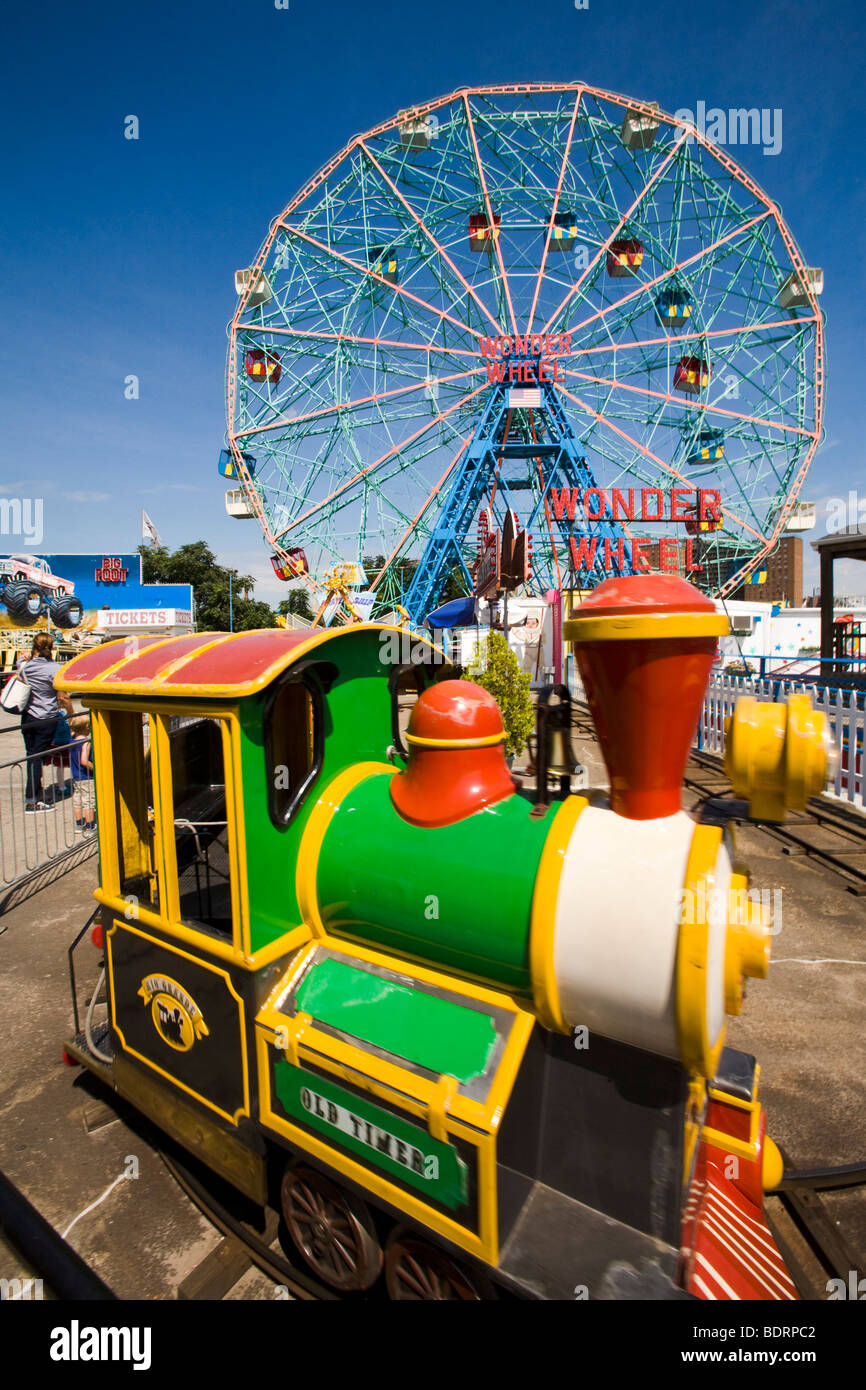 Coney island pleasure park hi-res stock photography and images - Alamy