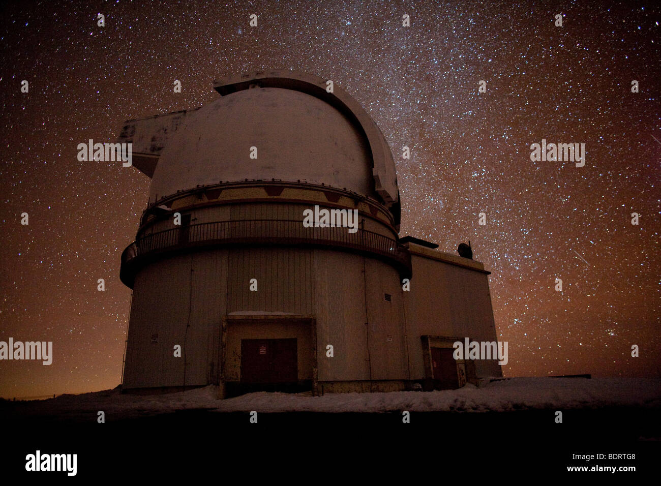 The Milky Way behind the University of Hawaii 2.2-meter telescope at Mauna Kea Observatory, Hawaii Stock Photo