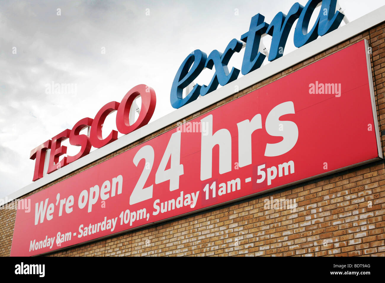 Tesco Extra sign, open 24 hours. (Lee Valley, North London Stock Photo