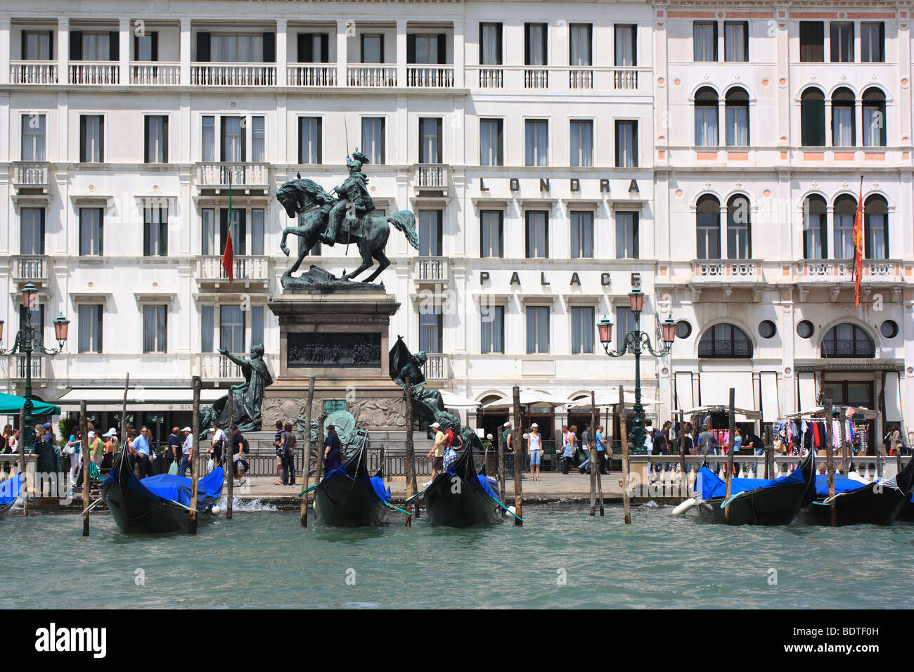 Statue of King Vittorio Emanuele at the Riva Degli Schiavoni waterfront Stock Photo