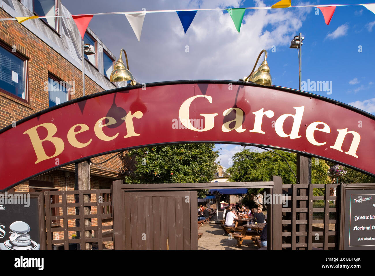 Beer garden uk hires stock photography and images Alamy