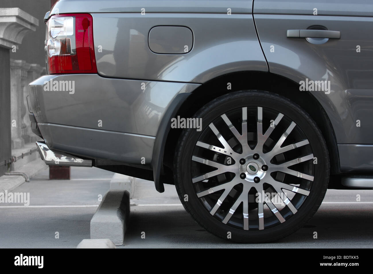 Range Rover Sport HST, Kahn Sports Wheels Stock Photo - Alamy