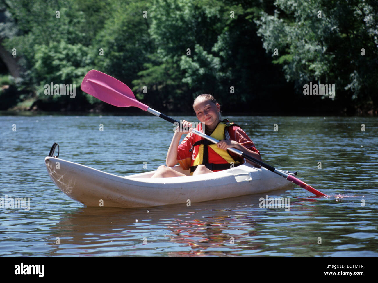 Preteen girl kayaking, physical exercise freeboating SerieCVS100029054