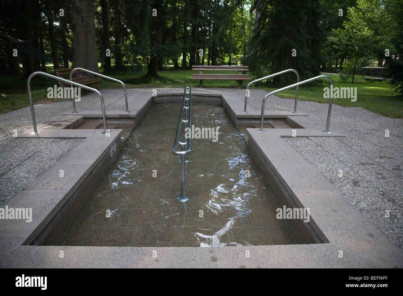 kneipheilbad im kurpark bad woerishofen, deutschland, kneipp health health resort, bavaria, germany Stock - Alamy