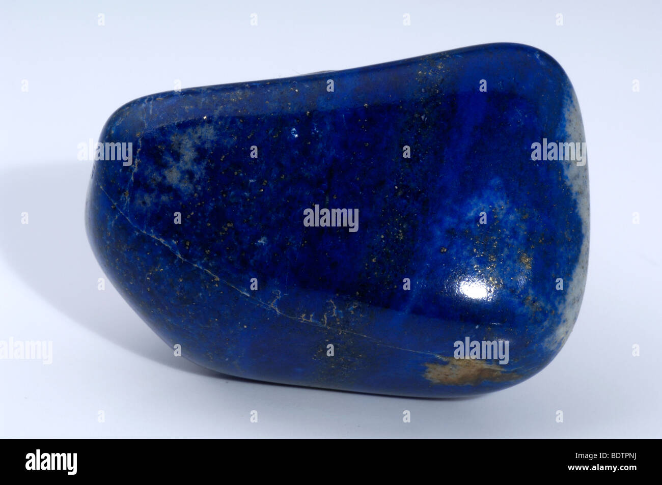 Lapis Lazuli / Lapislazuli / Heilsteine, Steine, innen, Studio, indoor, Esoterik, Freisteller, cut out, Objekt, object Stock Photo