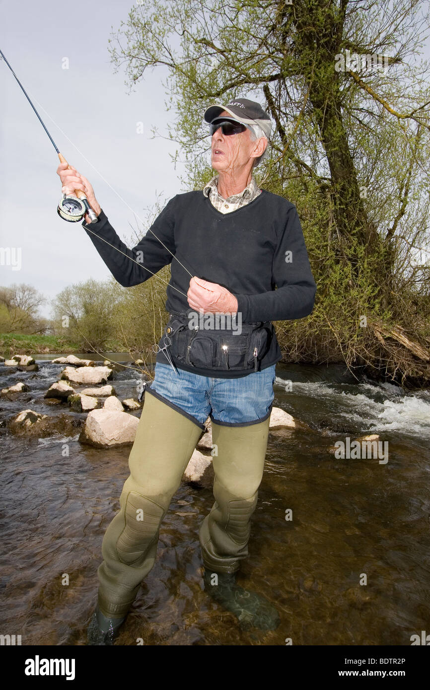 Mann beim Fliegenfischen, Vulkaneifel, Rheinland-Pfalz, Deutschland, man is fly-fishing, germany Stock Photo