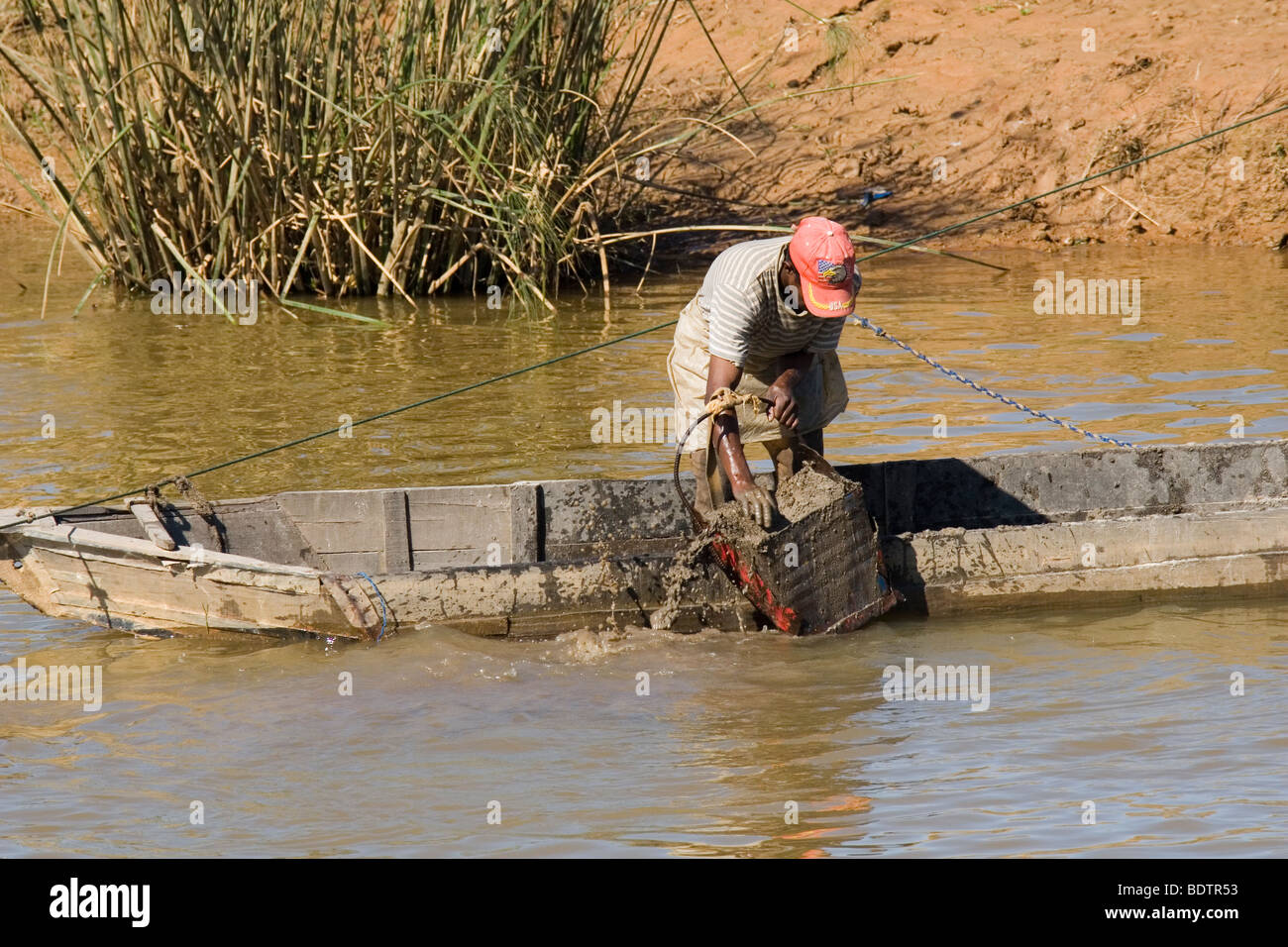 Flussarbeiter bei Antananarivo, Madagaskar, Afrika, river, worker, river workers, Madagascar, Africa Stock Photo