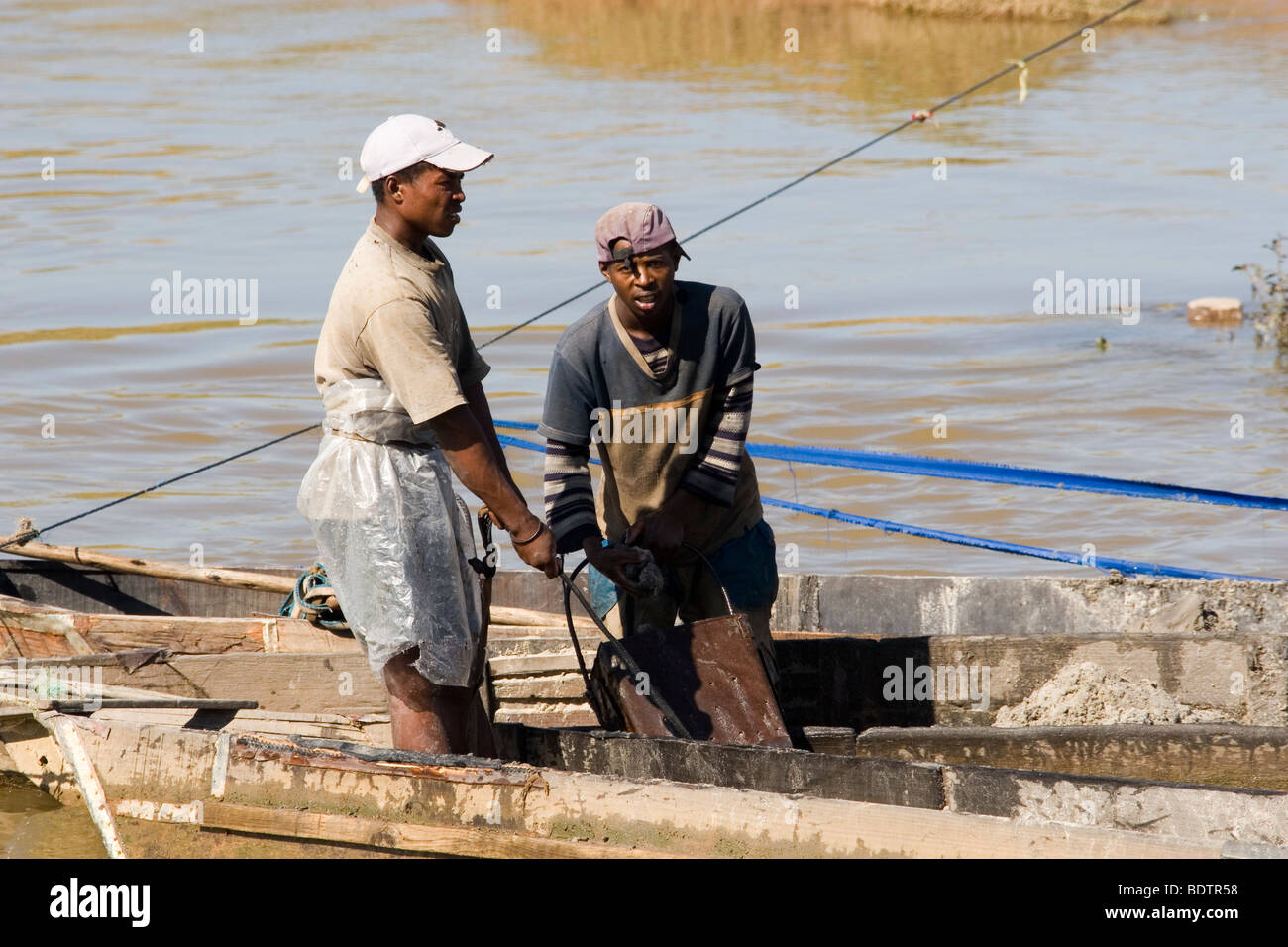 Flussarbeiter bei Antananarivo, Madagaskar, Afrika, river, worker, river workers, Madagascar, Africa Stock Photo