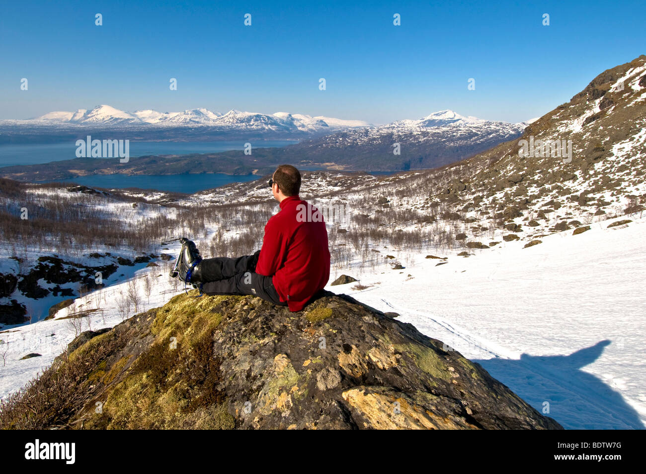 skitourengeher bei einer rast, ofotfjorden, narvik, nordland, norwegen, break by ski touring, norway Stock Photo