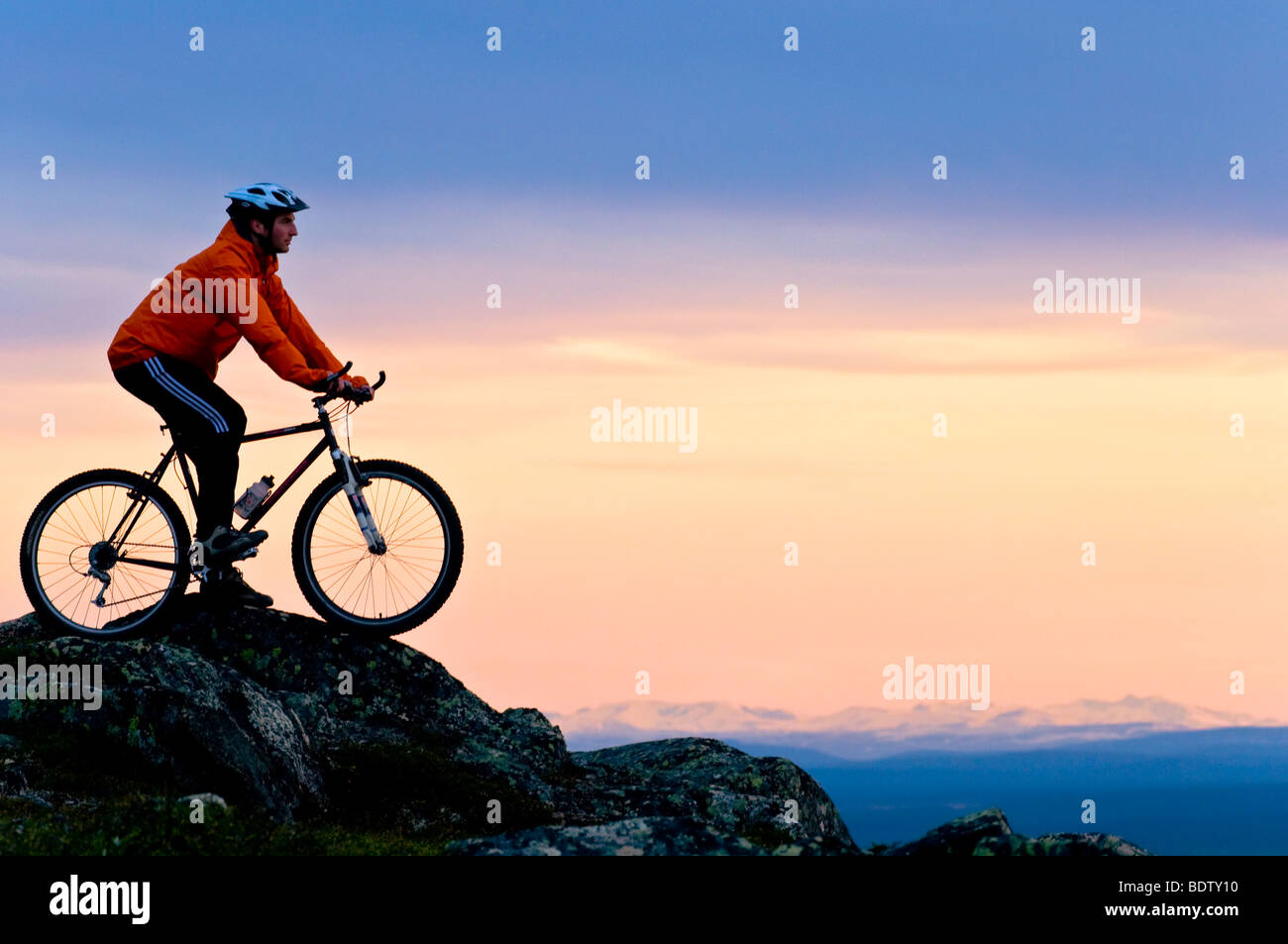 mountainbiker auf dem berg dundret, gaellivare, lappland, schweden, downhill cyclist on the mount dundret in swedish lapland Stock Photo