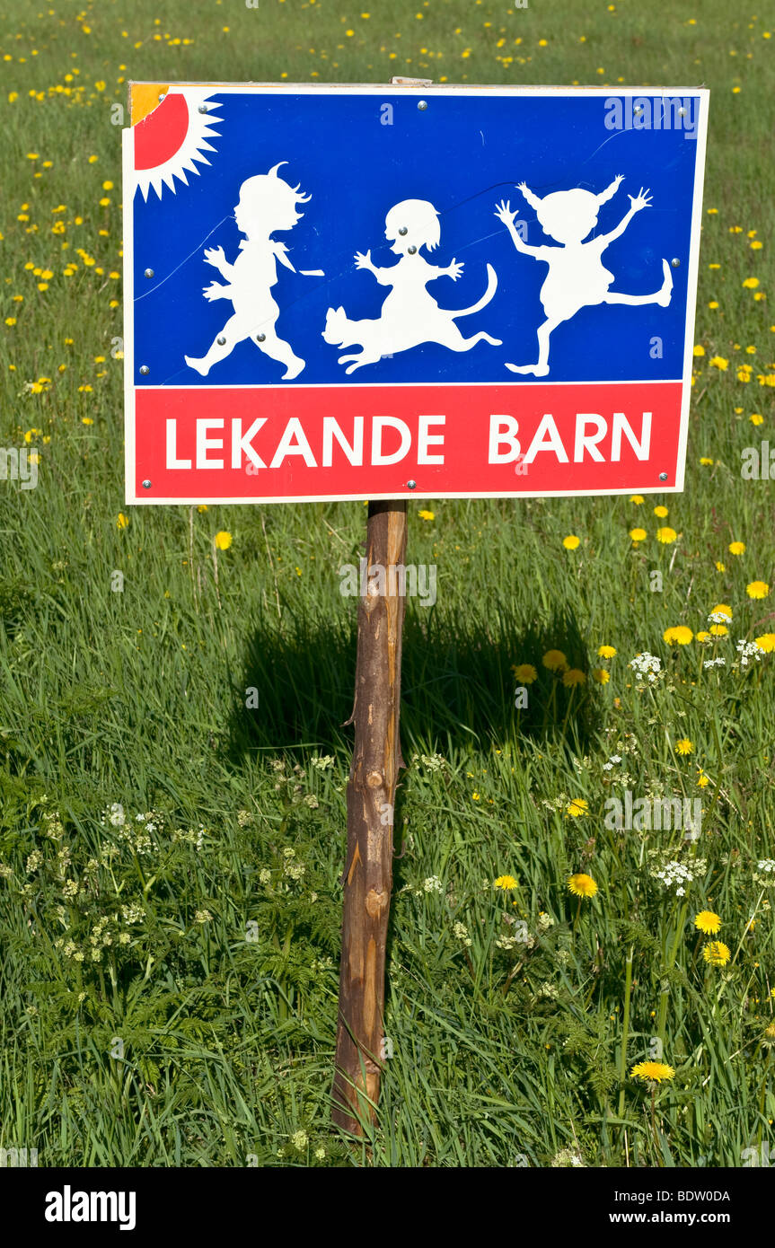 warnschild "lekande barn" "spielende kinder", schweden, warning sign for  playing children, sweden Stock Photo - Alamy