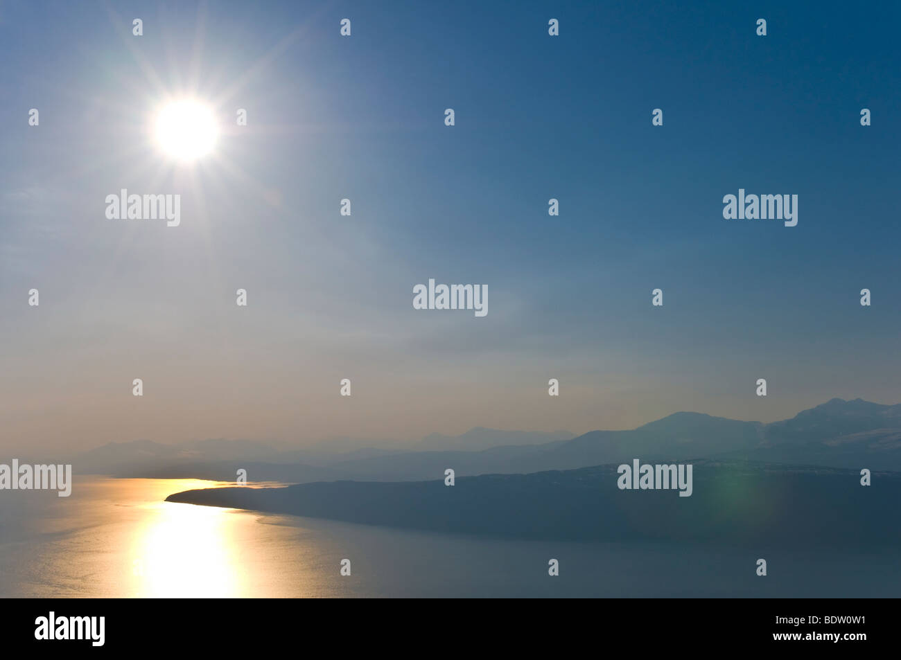 blick auf den ofotfjord mit spiegelnder sonne, narvik, nordland, norwegen, view at fiord with reflecting sun, norway Stock Photo