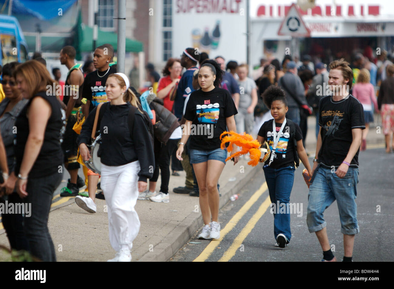 Girls dancing notting hill carnival hi-res stock photography and images ...