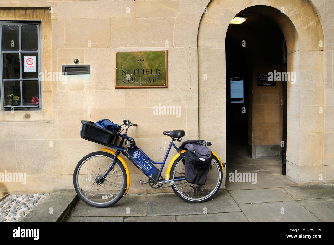 Porter's Bicycle Outside Entrance To Nuffield College, Oxford Stock Photo