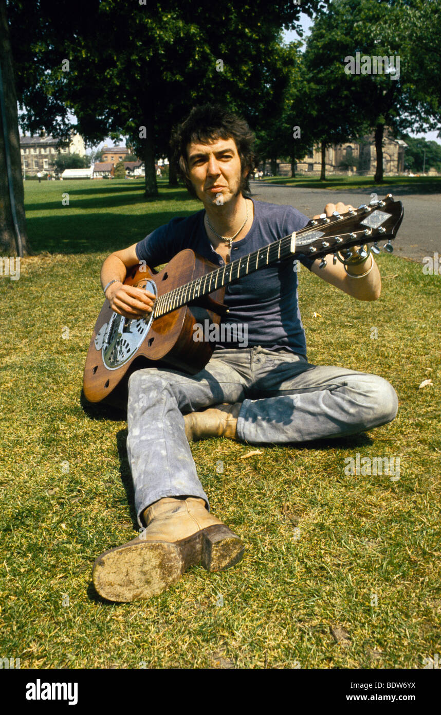 Ronnie Lane musician in Shrewsbury in 1974 uk PICTURE BY DAVID BAGNALL Stock Photo
