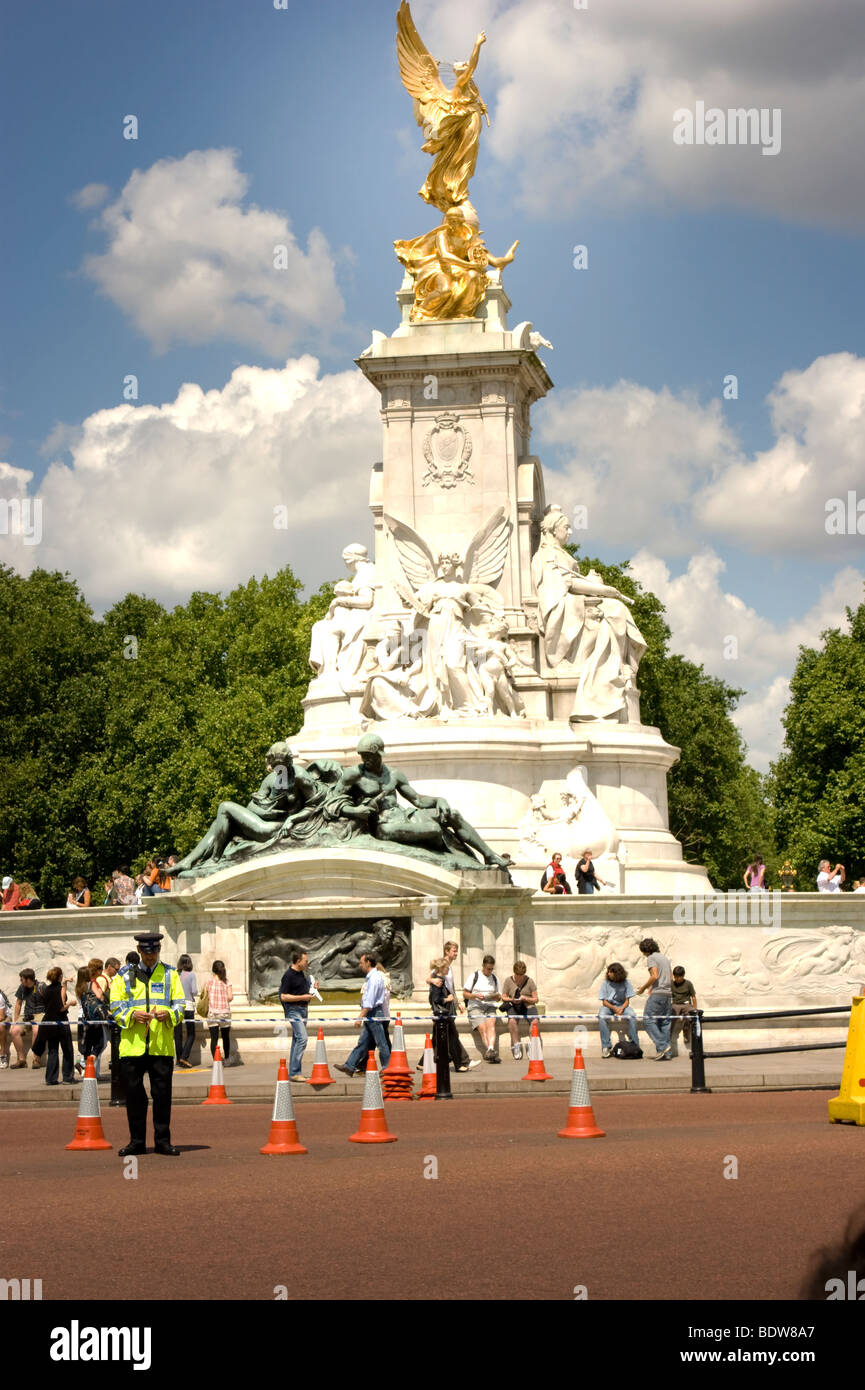 Statue of Queen Victoria and Albert outside buckingham Palace Central