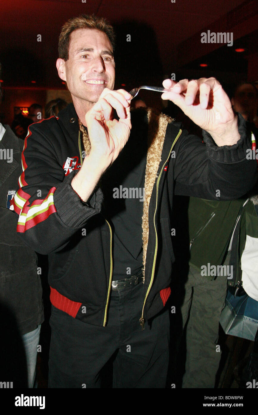 Uri Geller, Bends a spoon Stock Photo