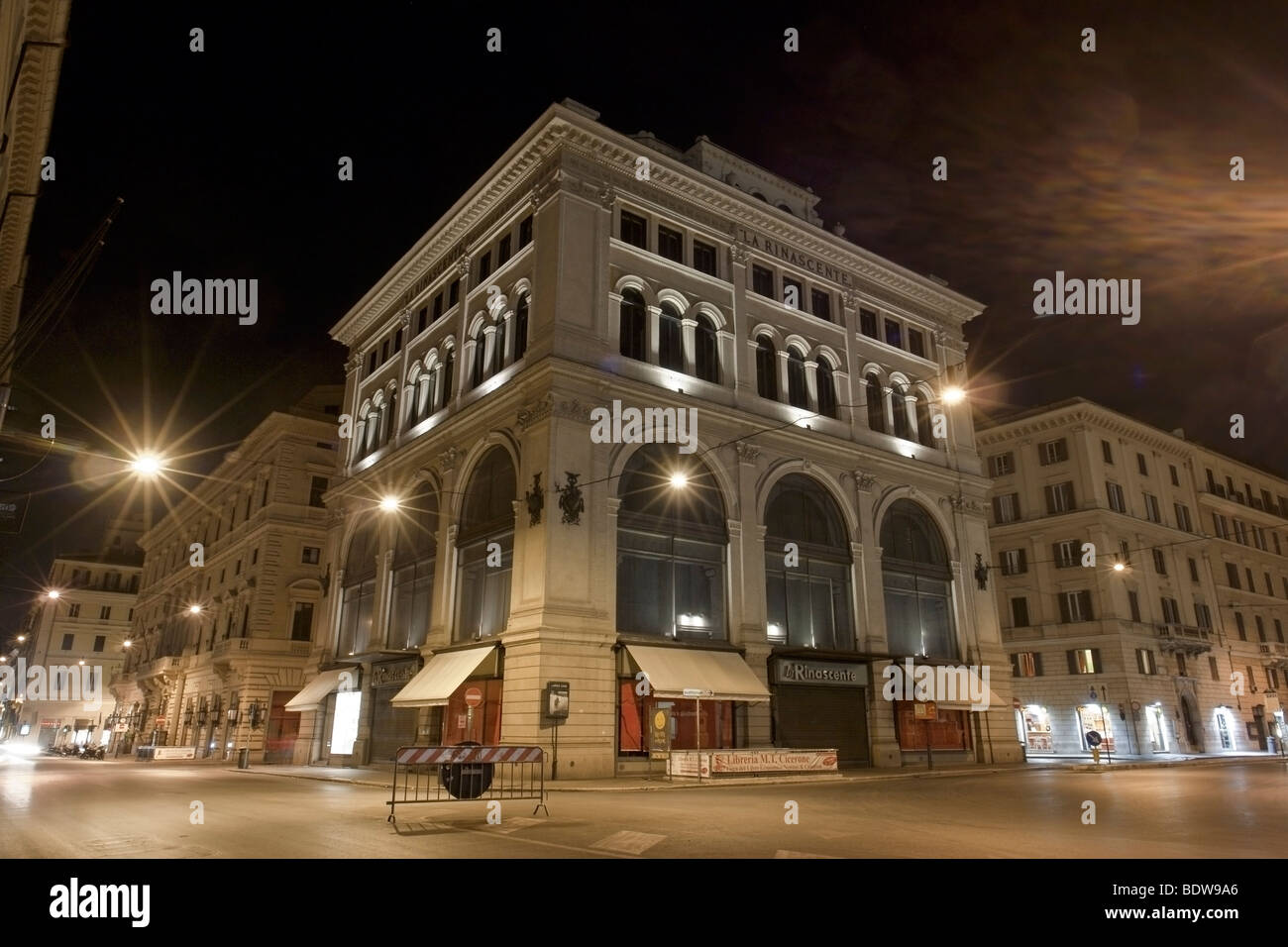Rome, Italy. Night view of the Palazzo della Rinascente in Largo Chigi  Stock Photo - Alamy