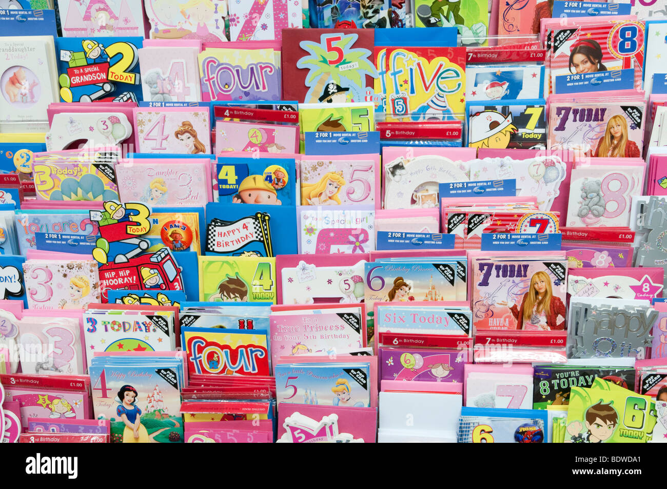 Clintons: Stack of Gifts - Tarjeta de cumpleaños (4.3 x 5.9 in