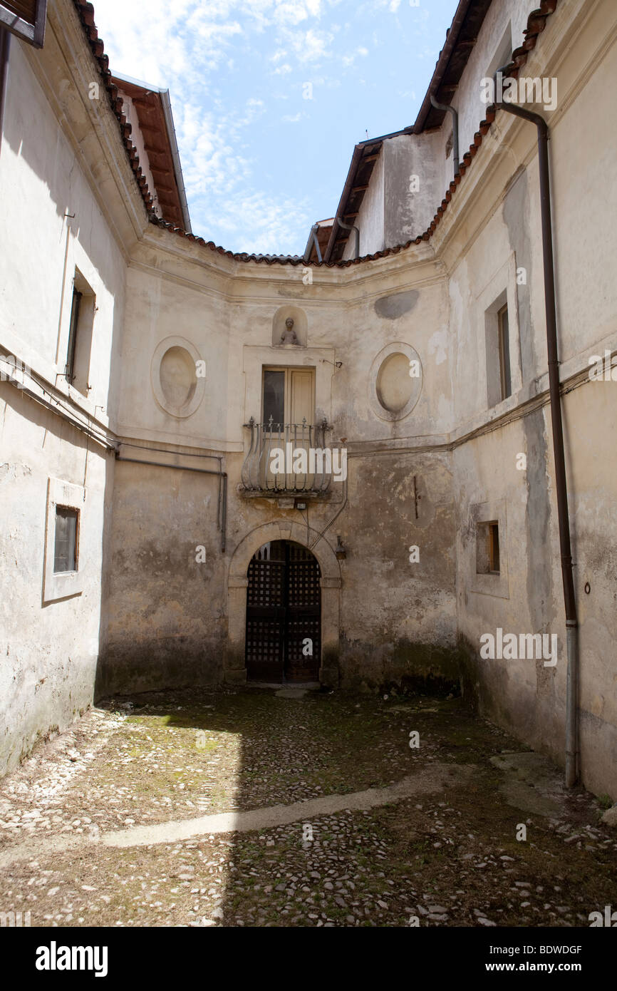 Courtyard building hi-res stock photography and images - Alamy