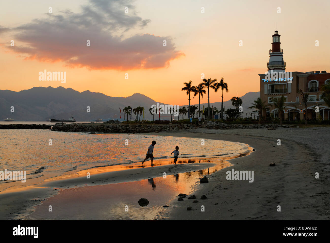 Children Playing On The Beach In The Evening Lighthouse Boat Banka Palm Trees Romantic Mood Olongapo City Subic Bay Luz Stock Photo Alamy