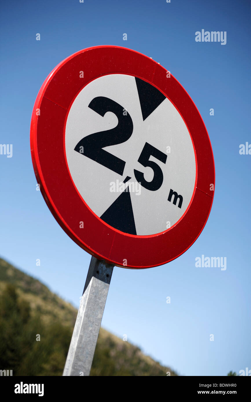 a-spanish-road-sign-advising-of-a-2-5-metre-height-limit-stock-photo