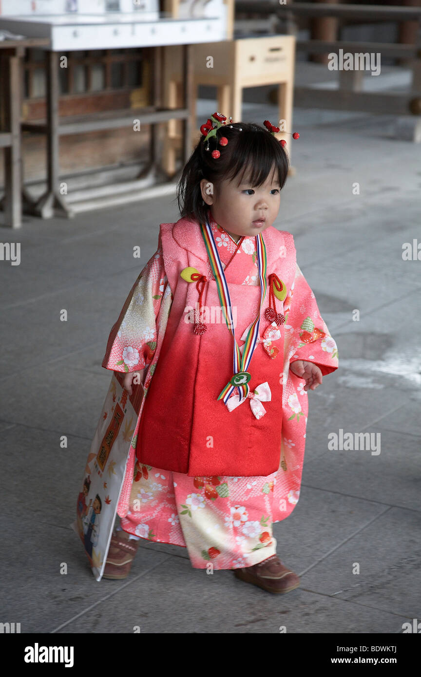 JAPAN Girl dressed in kimono, Shinto temple, Sapporo, Hokkaido. photo by  Sean Spraqgue 2008 Stock Photo - Alamy