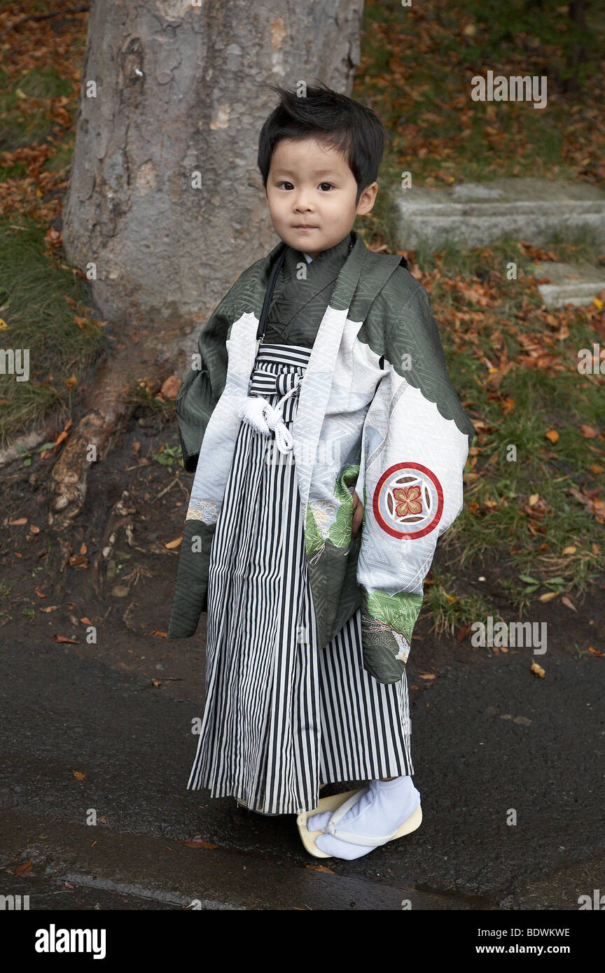 Japan boy dressed in kimono hi-res stock photography and images - Alamy