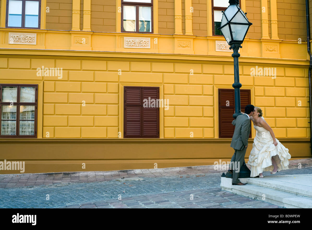Bride groom pose photographer hi-res stock photography and images - Alamy