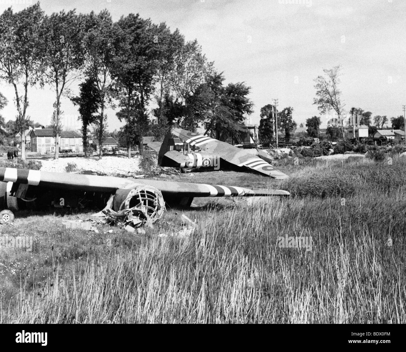 6 JUNE 1944 - Pegasus Bridge: No 1 glider (in background) piloted by Jim Wallwork is within feet of the planned target Stock Photo